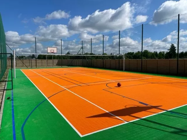 Odolný a bezpečný venkovní povrch na basketbal | ToteXplast.cz