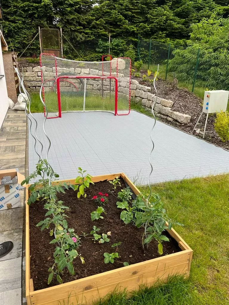 Plastová hokejová plocha s hokejovou brankou na zahradě