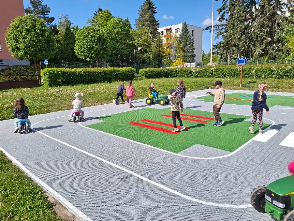 Plastový povrch NISAPLAST na dětské dopravní hřiště – MŠ Sokolovská, Tábor