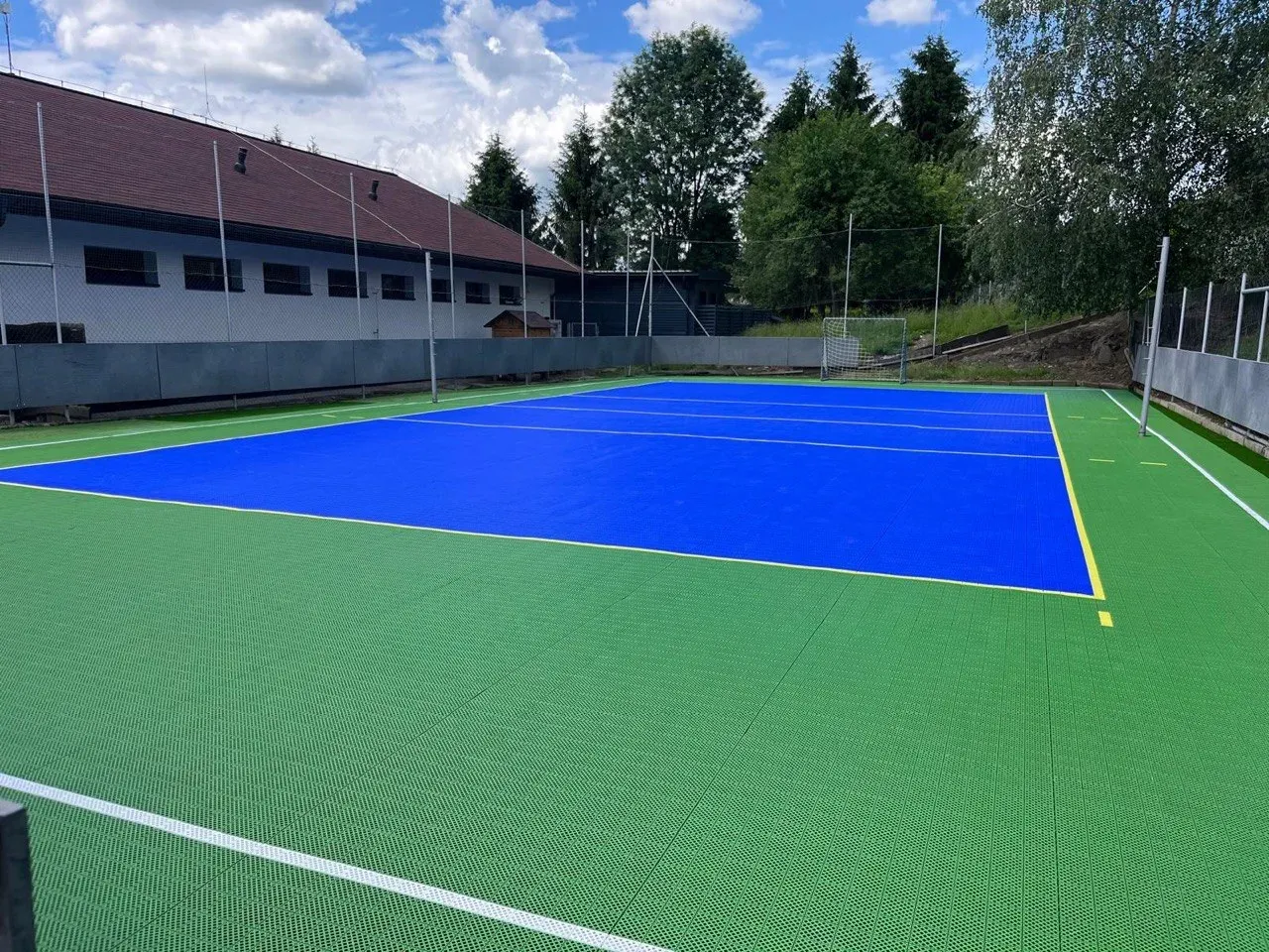 Sportovní povrch NISAPLAST pro víceúčelové hřiště – Camping Rožnov | Totexplast